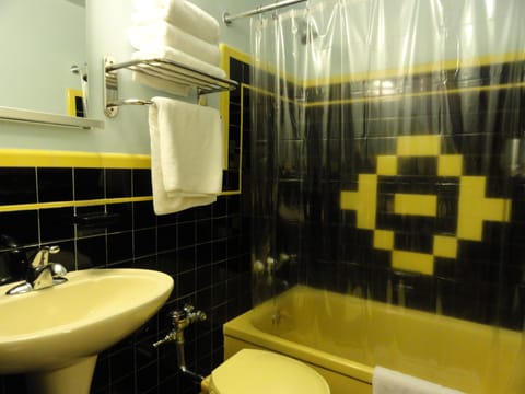 Double Room | Bathroom | Shower, free toiletries, hair dryer, towels