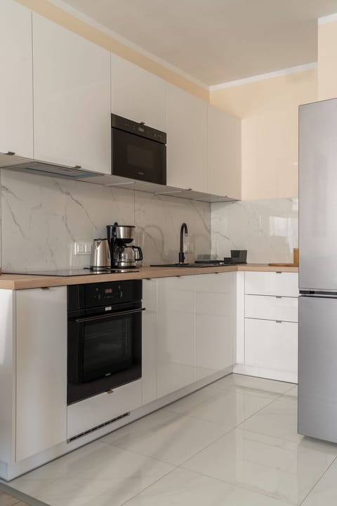 Apartment, Balcony | Private kitchenette | Fridge, stovetop, coffee/tea maker, electric kettle