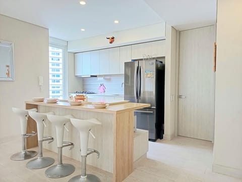 Exclusive Apartment, Lake View | Private kitchen | Full-size fridge, microwave, oven, stovetop