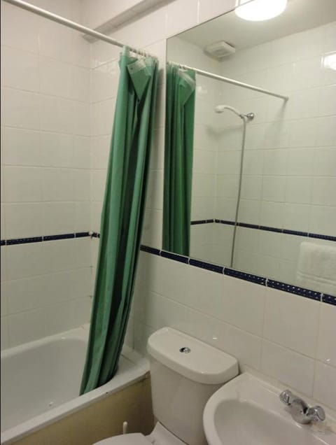 Standard Triple Room | Bathroom | Combined shower/tub, free toiletries, hair dryer, towels