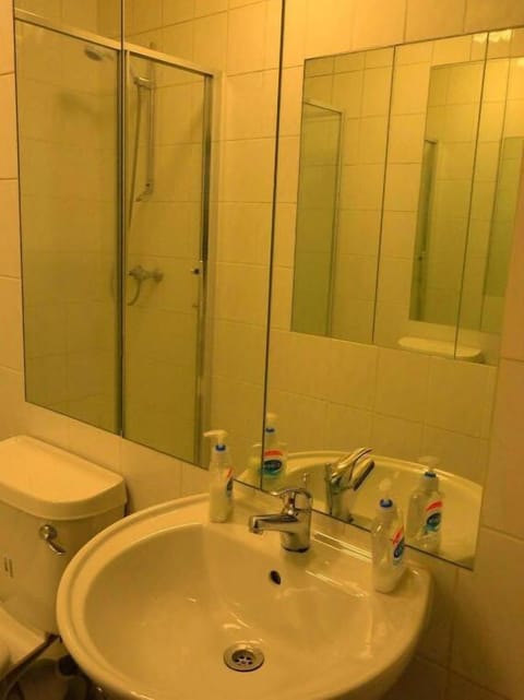 Standard Double Room | Bathroom | Combined shower/tub, free toiletries, hair dryer, towels