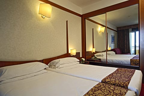 Junior Suite, 1 Double or 2 Twin Beds, Balcony, Lakeside | Minibar, in-room safe, desk, bed sheets