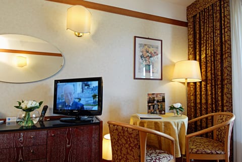 Junior Suite, 1 Double or 2 Twin Beds, Balcony, Lakeside | Minibar, in-room safe, desk, bed sheets