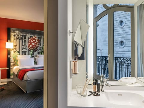 Down comforters, in-room safe, desk, blackout drapes