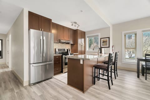 Comfort Apartment, Mountain View | Private kitchen | Fridge, microwave, oven, stovetop