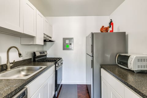 Apartment (1 Bedroom) | Private kitchen | Microwave, oven, stovetop, dishwasher