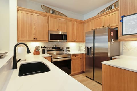 Condo, 2 Bedrooms | Private kitchen | Fridge, oven, coffee/tea maker, toaster
