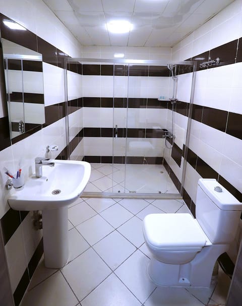 Superior Room, City View | Bathroom | Shower, rainfall showerhead, free toiletries, hair dryer