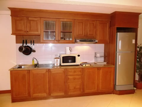 Studio Suite | Private kitchen | Fridge, microwave, coffee/tea maker, electric kettle