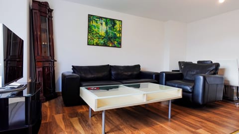 Apartment, Garden View | Living area | Flat-screen TV