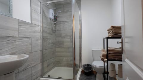 Apartment, Garden View | Bathroom | Shower, towels