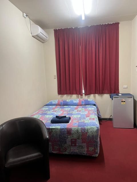 Basic Single Room | Desk, iron/ironing board, free WiFi, bed sheets