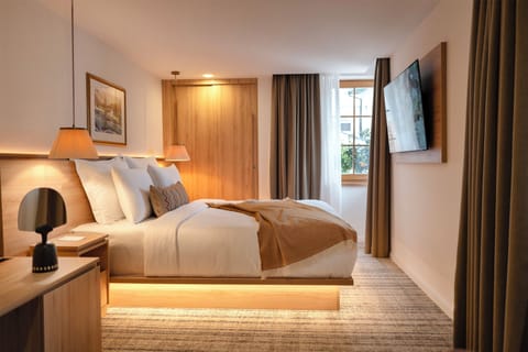 Studio Suite | Hypo-allergenic bedding, down comforters, minibar, desk