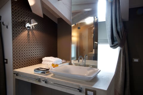 Deluxe Room | Bathroom | Shower, free toiletries, hair dryer, bidet