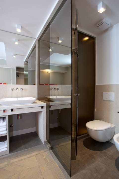 Superior Double Room | Bathroom | Shower, free toiletries, hair dryer, bidet