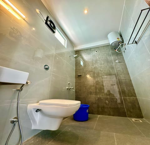 Deluxe Villa | Bathroom | Shower, rainfall showerhead, towels, soap