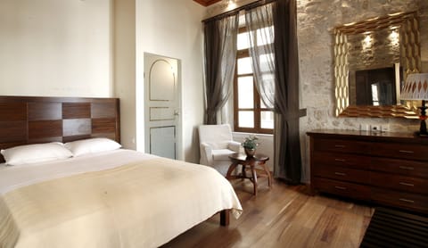 Classic Double Room | 1 bedroom, in-room safe, desk, soundproofing