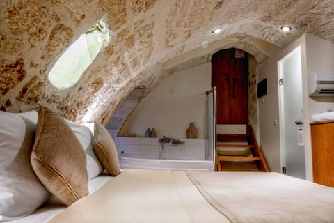 Superior Double Room, 1 Queen Bed | 1 bedroom, in-room safe, desk, soundproofing