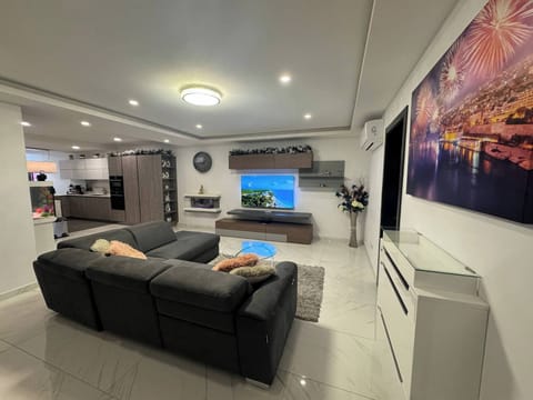 Apartment, 2 Bedrooms, Smoking | Living area