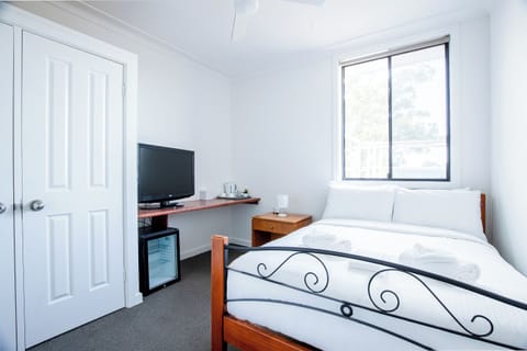 Double Room, 1 Double Bed, Non Smoking | In-room safe, iron/ironing board