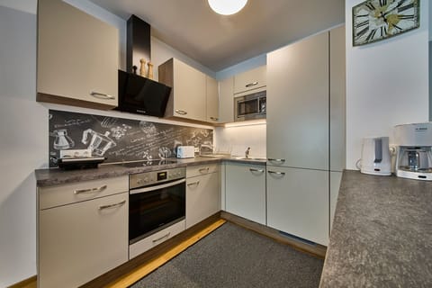 Classic Apartment, Balcony, Mountain View | Private kitchen | Full-size fridge, microwave, oven, stovetop