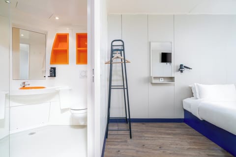 Comfort Twin Room | Bathroom | Shower, free toiletries, hair dryer, towels