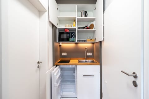 Standard Double Room | Private kitchen | Mini-fridge, microwave, stovetop, cookware/dishes/utensils