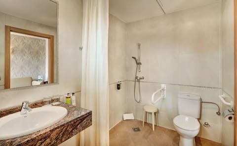 Classic Double Room, Balcony | Bathroom | Free toiletries, hair dryer, towels