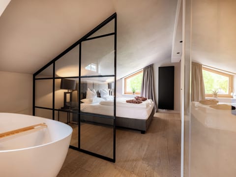 Suite | Down comforters, in-room safe, blackout drapes, soundproofing