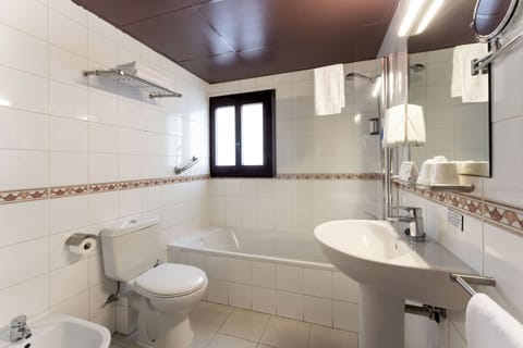 Twin Room | Bathroom | Free toiletries, hair dryer, towels, soap