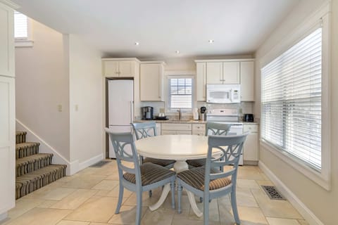 Family Cottage | Dining room