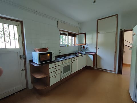 Chalet | Private kitchen | Fridge, microwave, oven, stovetop