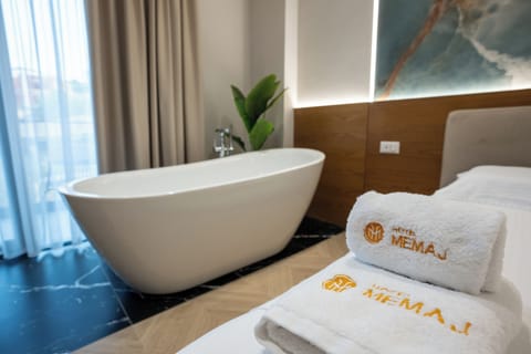 Suite | Free WiFi, bed sheets