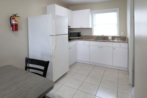 2 Bedroom Kitchen Suite  (Unit O) | Private kitchen | Microwave