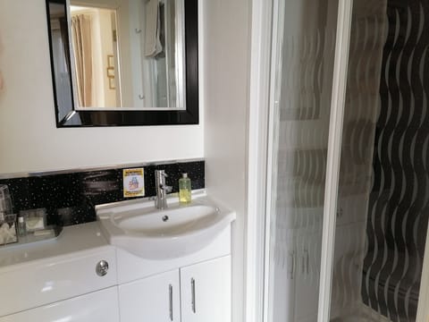 Deluxe Double Room, Ensuite | Bathroom | Free toiletries, hair dryer, towels