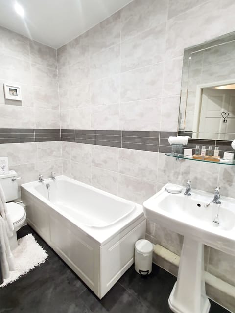 Superior Twin Room, Ensuite, Garden View (FRONT ROOM) | Bathroom | Towels