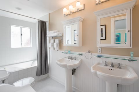 Jack Kelly Suite | Bathroom | Free toiletries, towels, soap, shampoo