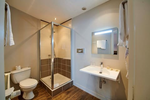 Classic Double or Twin Room | Bathroom | Free toiletries, hair dryer, towels, soap