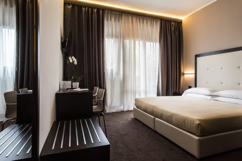 Superior Room | Minibar, in-room safe, desk, laptop workspace