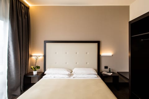 Superior Room | Minibar, in-room safe, desk, laptop workspace