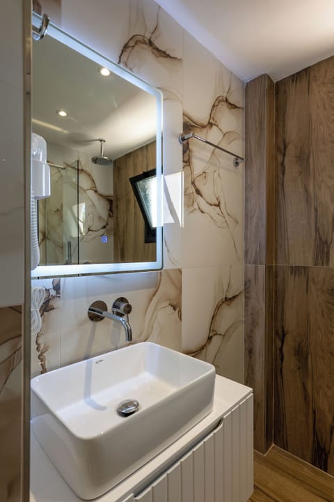 Deluxe Triple Room | Bathroom | Slippers