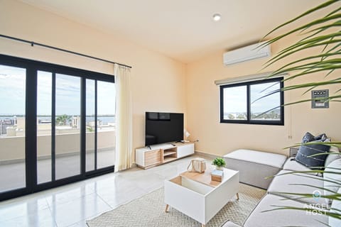 Comfort Apartment, 2 Bedrooms, Ocean View | Living area