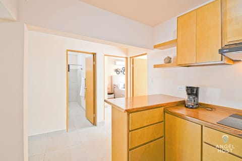 Comfort Apartment, 2 Bedrooms, Pool View | Private kitchen