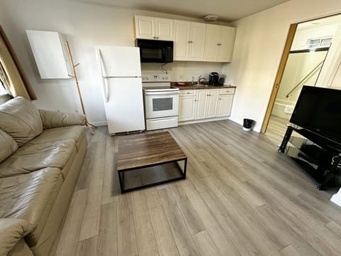 Senior Suite | Living area | TV