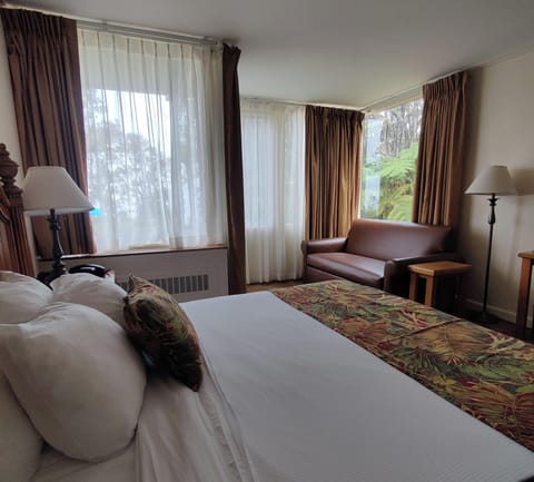 Deluxe Triple Room, Park View | In-room safe, iron/ironing board, free WiFi, bed sheets