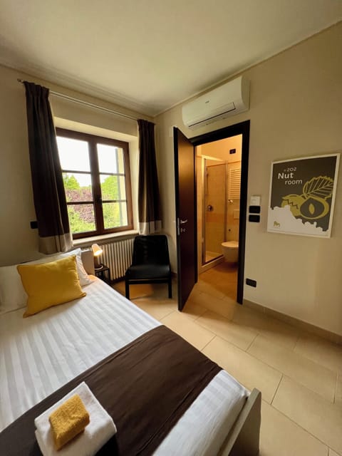 Single Room | Desk, laptop workspace, free WiFi