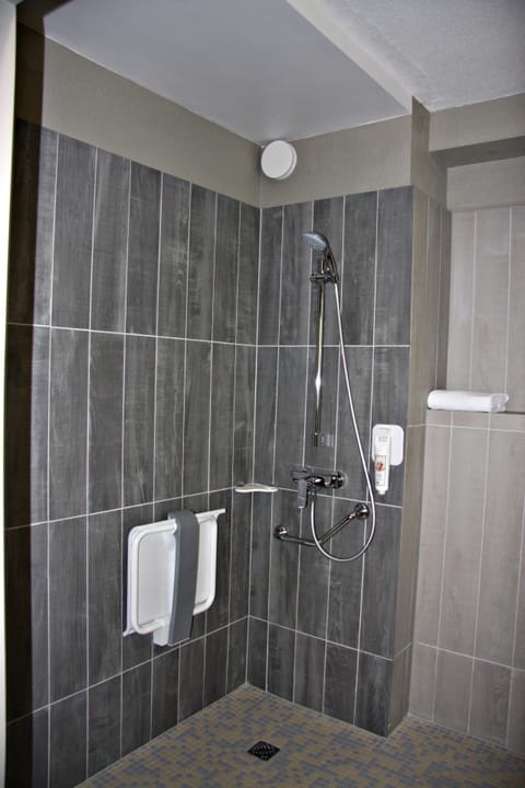 Standard Twin Room, 2 Twin Beds | Bathroom shower