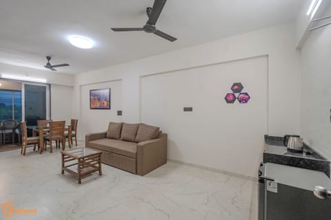 Superior Double Room | Living area | TV