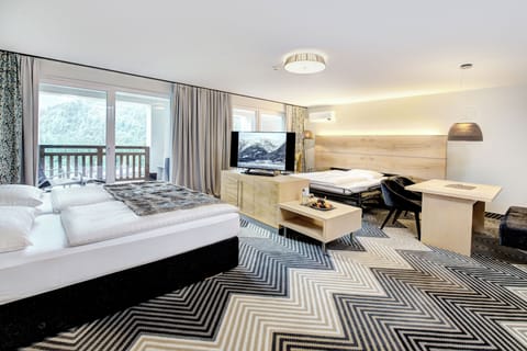 Double Room X-Large | Hypo-allergenic bedding, in-room safe, desk, laptop workspace