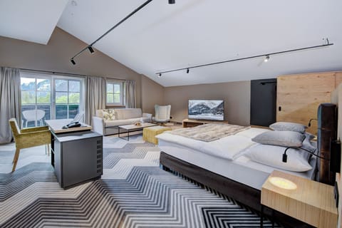 Junior Suite, Balcony, Mountain View | Hypo-allergenic bedding, in-room safe, desk, laptop workspace